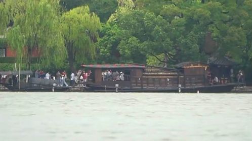 國慶首日嘉興南湖景區游客激增，超萬人次登島游覽，景區管理有序應對